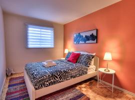 Free Parking! Montreal Comfort Value Convenience! Full Kitchen, Fast Wifi, Workspace, Smart TV!, hotel di Montreal