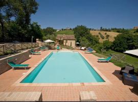 Villa il Rigogolo with Private Pool in the hills of Marche, хотел в SantʼAngelo in Pontano