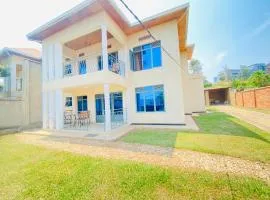 Beautiful spacious entire 4 bedrooms comfy house in Kimihurura