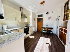 Luxury apartment-sleep5-parking-Wembley-Heathrow, hotel in Gerrards Cross