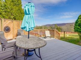 Hike and Ski Scenic Group Retreat in Wardensville, hotel a Lost City