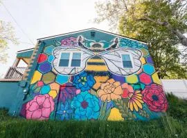 Honeybee Bungalow with Hot Tub