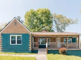 Honeybee Bungalow with Hot Tub