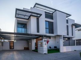 Luxury Sea View Villa in Ajmal Makan with Private Pool and BBQ, khách sạn ở Al Ḩamrīyah