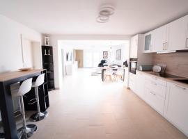 Ferienhaus nah der Ostsee, 110qm mit eigenem Garten، فندق في شاربوتس