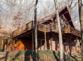 Forest Chalet Retreat Minutes from Downtown 4 bed