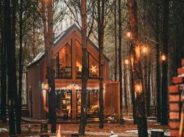 Osada LoveLaski - balia jacuzzi, sauna i kominek - całoroczne domki premium, hotel in Laski