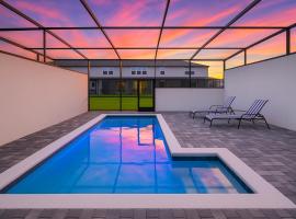 Modern and Spacious 5BR Villa Near Disney with Private Pool and Themed Bedrooms, casa de campo em Orlando