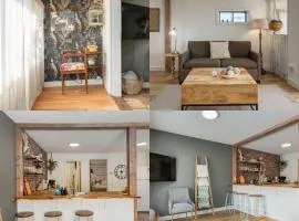 The Crooked Lady Cozy Bungalow near Downtown Calgary with Free Parking