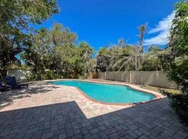Seminole Pool House - mins to the beach