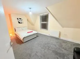 94 Spacious Private Room Walk to Station & Football Stadium Self Check-in, Quiet Area