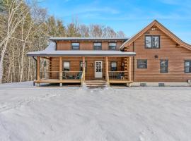 Log Cabin Fireplace Upper Valley - Wooded Chalet, hotel in Hartland