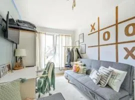 2-Bedroom Flat in Woking Walk to Station