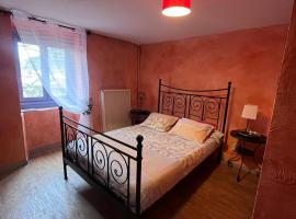 Chambre d'hôte dans un joli village haut Alpin, hotel i Saint-Crépin