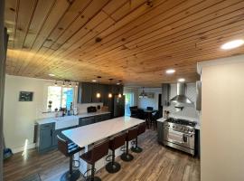 3,000 Sq Ft Historic Colonial Minutes from Okemo with Direct VAST Trail Access, Hotel in Mount Holly