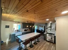 Updated 19th Century Colonial 10 min from Okemo