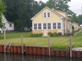 Pointe Haven off North Channel WITH OR WITHOUT PONTOON!, Hotel in Algonac