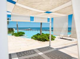 Ocean and Marina views from this fantastic beachfront condo, acomoda&ccedil;&atilde;o em condom&iacute;nio em Xculucy&aacute;