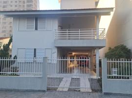 Casa Espaçosa Meia Praia, Hotel in Itapema