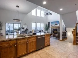 Luxury 4BD Retreat at Jordanelle, Private Hot Tub, Amazing Amenities