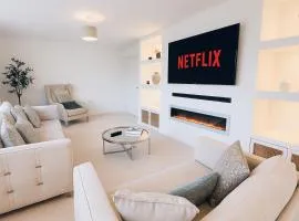 Large 4-Bedroom Home Ideal for Contractors and Long Stays