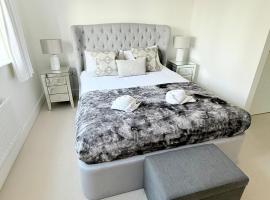 4-Bed Home for Contractors & Relocation - Sleeps 8, hotel i Blunham