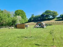 The Mainstay Pod at Hidden Wood Glamping, hotel in Corsley