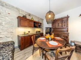 Old Town Suite with 2 bedrooms next to Town Hall