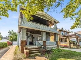 Modern & Cozy 2BR Retreat Near West Blvd