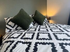 West Lakes 3 Bedroom - Sleeps 5 - Self Check In - Fully Furnished House, hotel a Workington