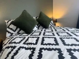 West Lakes 3 Bedroom - Sleeps 5 - Self Check In - Fully Furnished House