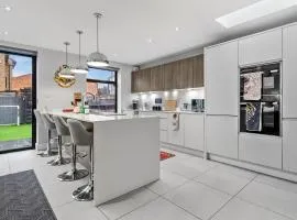 The Lumos House - 4 Bed Home w Parking near Harry Potter Studios