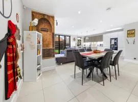 The Lumos House - Luxury 4 Bed Themed Home near Harry Potter Studios