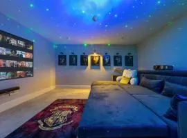 The Lumos House - 4 Bed Home w Parking near Harry Potter Studios