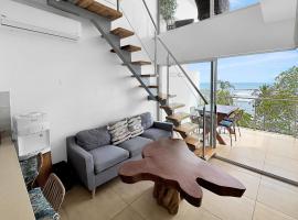 Luxury Oceanfront Penthouse w Loft and 2 Balconies, khách sạn ở Bejuco