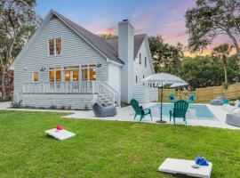 Southern Oasis by AvantStay 0.5mi Walk to the Beach Pool Patio Large Yard, hotel in Isle of Palms