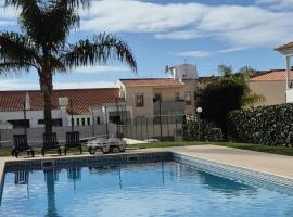 Spacious 2 Bedroom Condo in Albufeira, ξενοδοχείο σε Αλμπουφέιρα