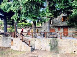 La Capanina di Azzurra con Piscina e vasca idromassaggio, σαλέ σε Il Molinaccio