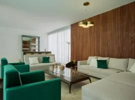 Casa Orbit AC Pool Jacuzzi Central Location