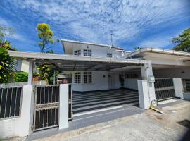 Saradise Staycation Semi Detached House, hotel din Kuching