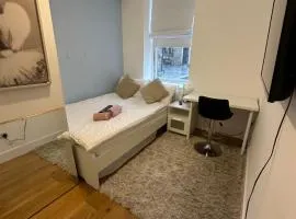 En Suits room with your own bathroom and toilet