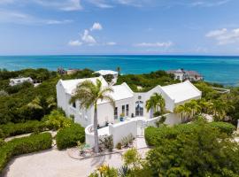 Charming Villa 360 with Ocean Views and Hot Tub, villa sihtkohas Providenciales