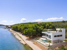 Luxury villa Zara, first row to the sea! โรงแรมในกาลี