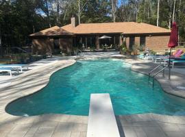 Quiet Forest Villa on a Private Road with Spacious Patios, Fire pit, Pet friendly and a Private pool, Hotel in Tullahoma