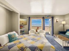 Oceanfront Suite - Sleeps Six - Pool & Hot Tub