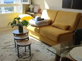 Studio Nimes - Clim - Wifi -Cuisine privatif - parking privé - salle de bain commune- balcon