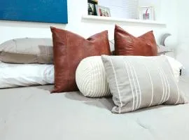 Sunny Oak Lane Studio Near Einstein, LaSalle, Center City