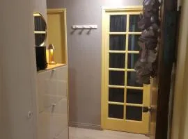 Studio Nimes - Clim - Wifi -Cuisine privatif - parking privé - salle de bain commune- balcon