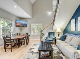 Luxury Retreat with Hot Tub Fire Pit & Forest Views, хотел в Monument