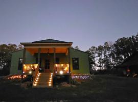 Raka Ranch Barndominium, hotel i Folsom